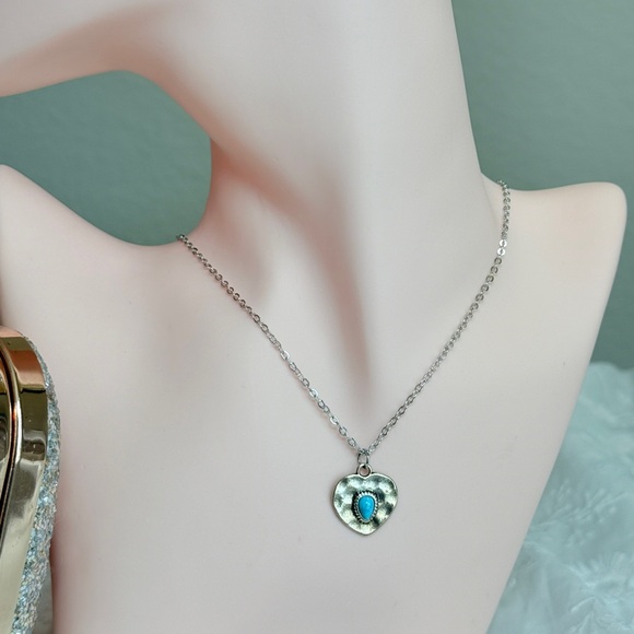 ⚜️ Silver Heart Pendant Necklace with Blue Accent - Picture 7 of 9